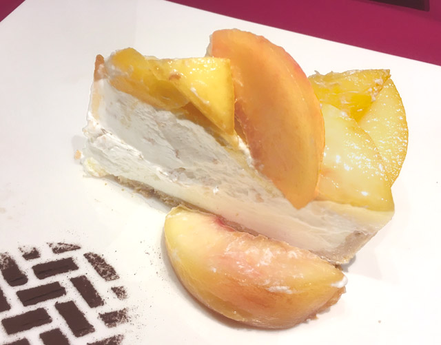 旬の桃をケーキで味わう ＠カフェコムサ