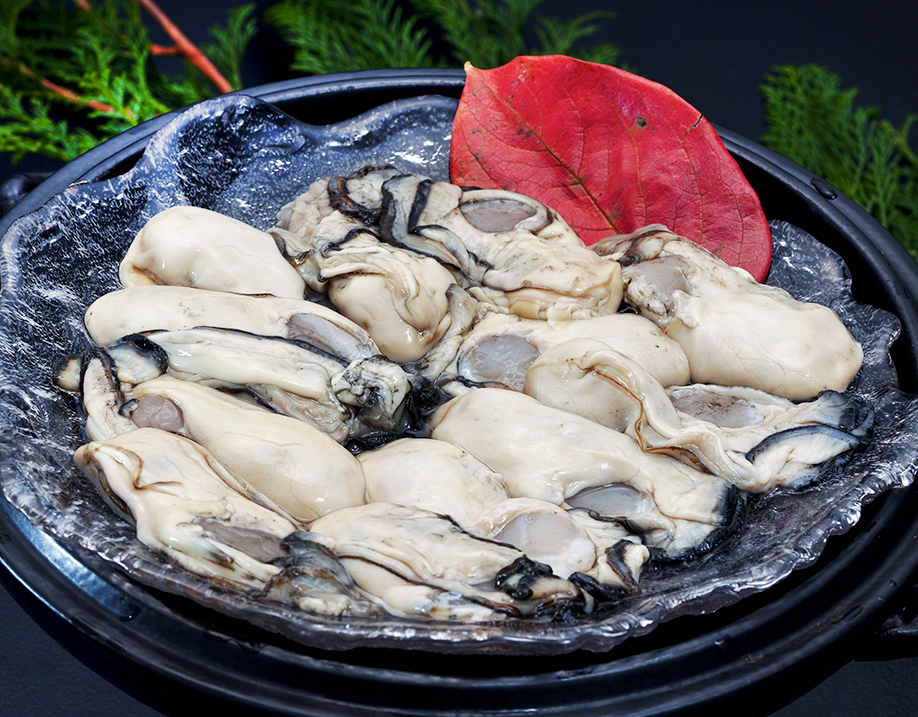 日本有数の巨大牡蠣を育てる、広田湾の生牡蠣 ⇒ 2,700円 ＆ 三関のセリをセットにした牡蠣鍋セットもあります！