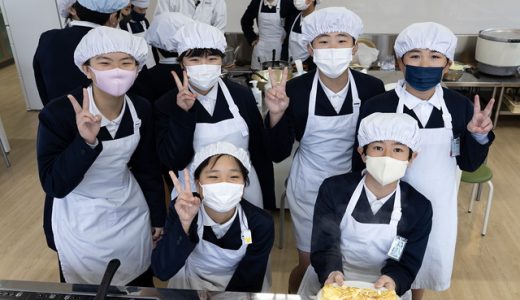 熊本県津奈木小学校で、鈴なり村田明彦シェフの料理教室