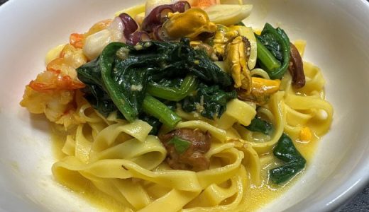 アクアパッツァのムール貝とジロール茸のサフランクリームパスタ