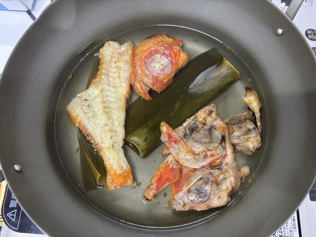しゃぶしゃぶ出汁をとる。今回は昆布とともに