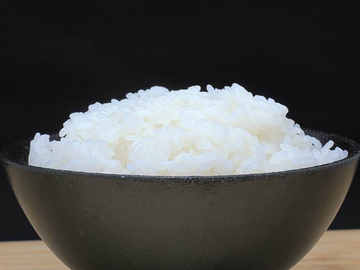 お茶碗に盛られた新米 葉月みのり